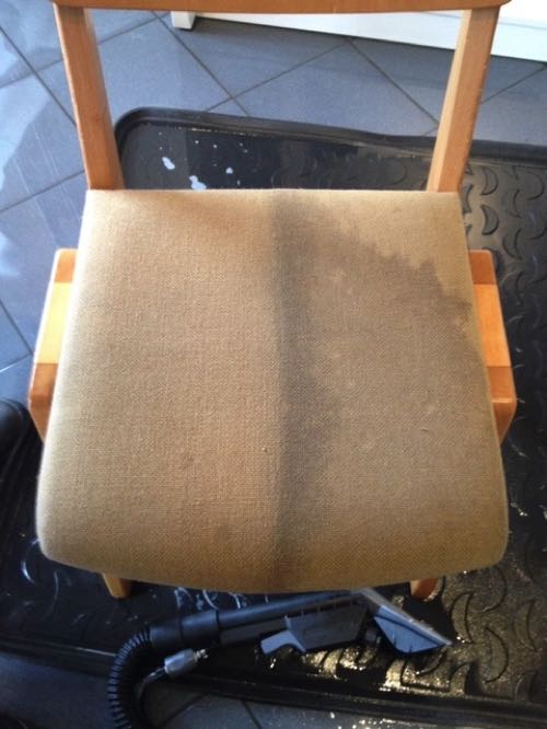 Reinigung eines Stuhls von Polster Service Peter aus Schiffweiler / Saarland